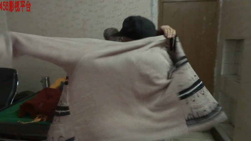 一屋子老头组团找个保养不错的白肤熟女鸡到小旅馆拿气管子把鸡巴打硬轮流操方言对白